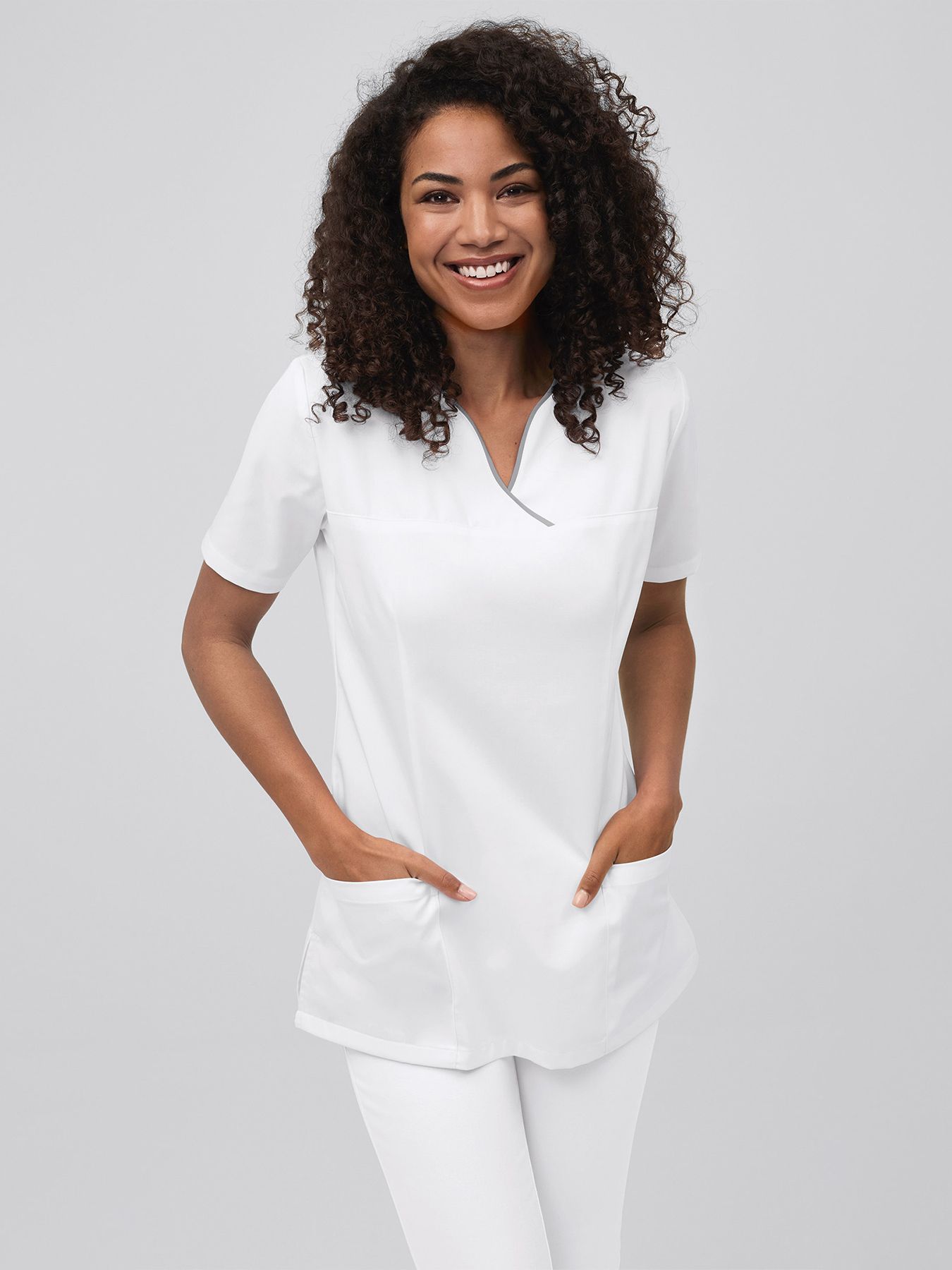 Tunique médicale facile à enfiler avec passepoil coloré