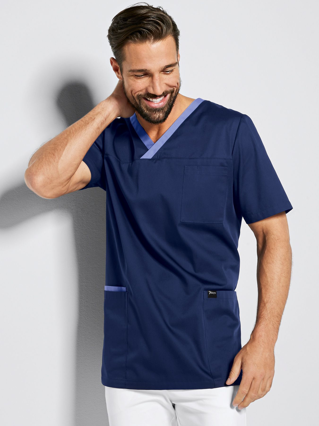 Tunique médicale facile à enfiler avec détails colorés