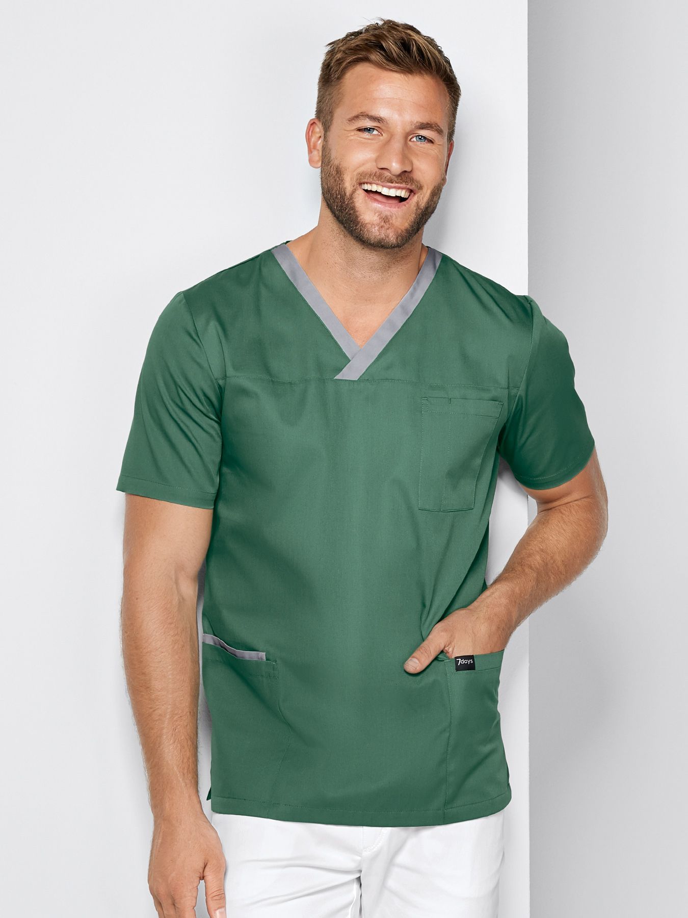 Tunique médicale facile à enfiler avec détails colorés