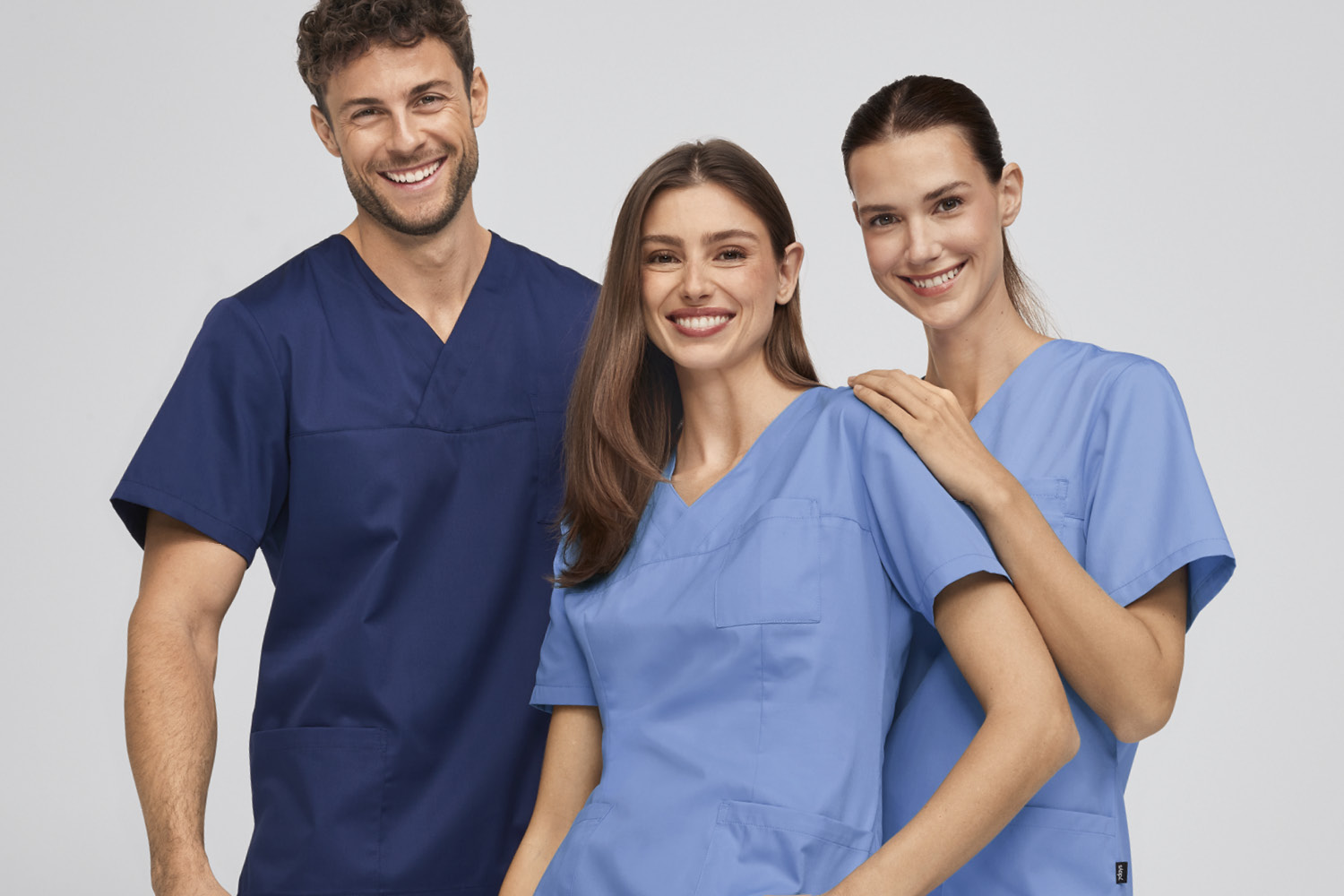 Trois personnes en vêtements professionnels 7days regardent vers l'appareil photo